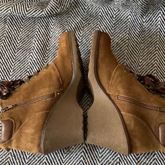 White Mountain Women's Suede Lace Up Wedge Bootie Boots Inside Zipper Shoes 8.5 - Picture 3 of 6